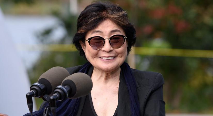 Yoko Ono azt állítja, habár tolószékhez van kötve, napi több kilométert lesétál, hogy jól érezze magát