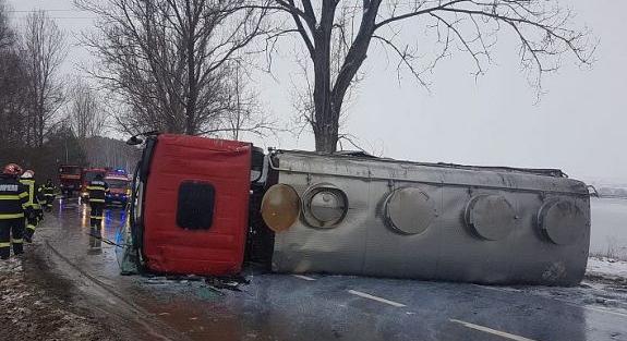 Kovászna megye: felborult egy tejszállító tartálykocsi, áll a forgalom