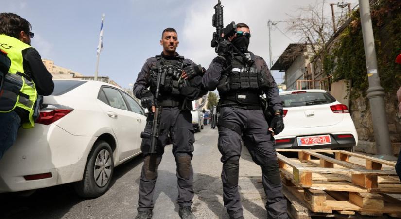 Most egy 13 éves fiú kezdett lövöldözni Jeruzsálemben, két embert megsebesített