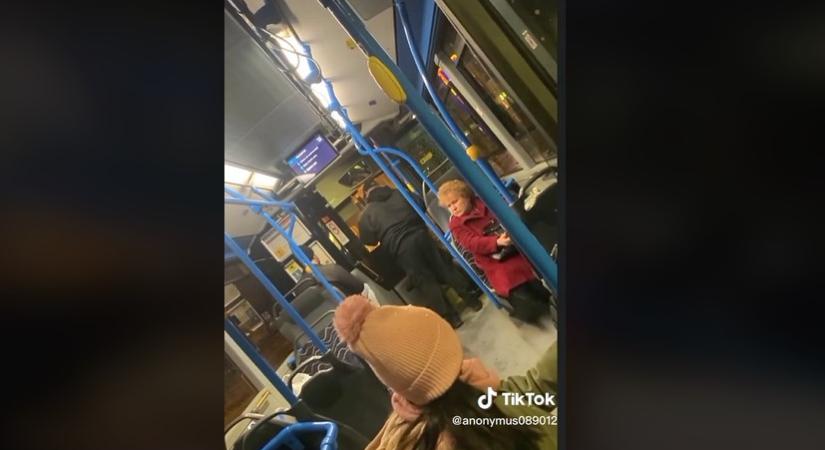 Durván egymásnak esett egy buszsofőr és egy utas a BKK egyik járatán (VIDEÓ)