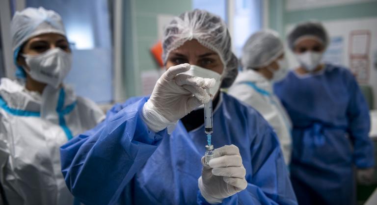 Súlyos mellékhatást mutattak ki a Pfizer új koronavírus-vakcinájánál