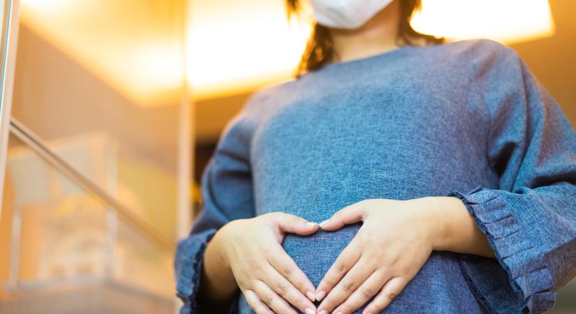 Kiderült: agyvérzést okozhat a koronavírus a várandós nőknél
