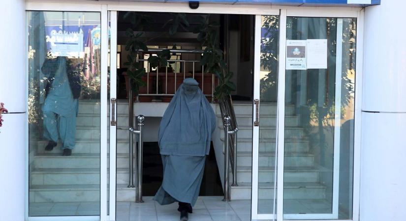 Kitiltaná az egyetemi felvételikről a nőket az afgán kormány