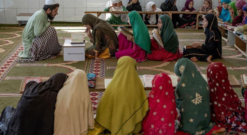 Megtiltották az afgán nőknek, hogy nők felvételizhessenek az egyetemekre