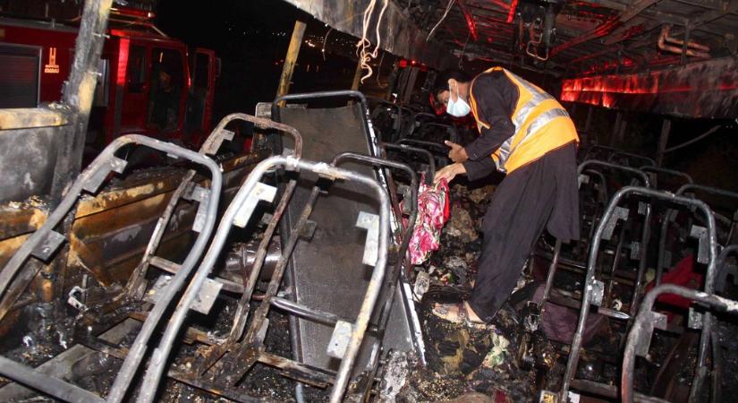 Több mint 40-en meghaltak egy pakisztáni buszbalesetben