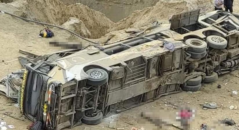 TRAGÉDIA: Legalább 24-en meghaltak, miután egy busz a szakadékba zuhant (FOTÓK)