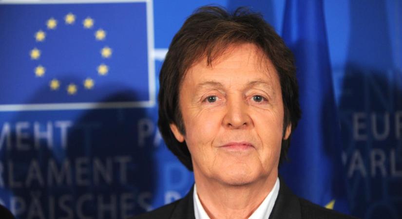 Sir Paul McCartney az ikonikus Abbey Road zebráján pózolt, de az életével játszott – videó