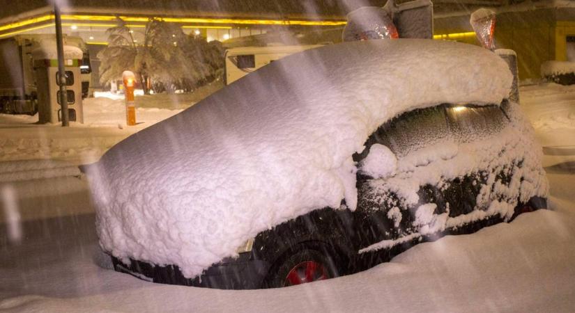 Hatalmas mennyiségű havat kapott Ausztria, több sítelep is kénytelen volt bezárni a takarítás idejére