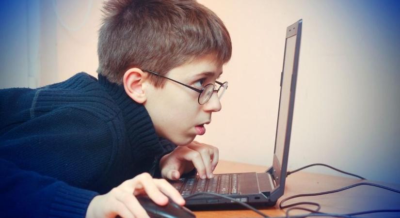 Órákon át tiktokoznak, játszanak: bizarr tartalmakkal találkozhatnak a gyermekek az interneten