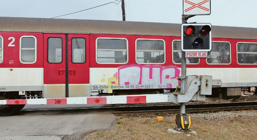 TRAGÉDIA: Szörnyethalt egy nő, miután elgázolta egy vonat