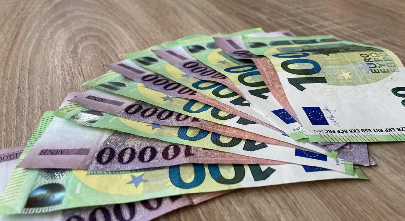 Szárnyal a forint – 300-as eurót vehetünk nyárra?