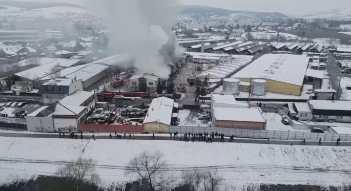 Lángokban áll egy raktárépület Marosvásárhelyen – A lakosságot Ro-Alert üzenetben figyelmeztették
