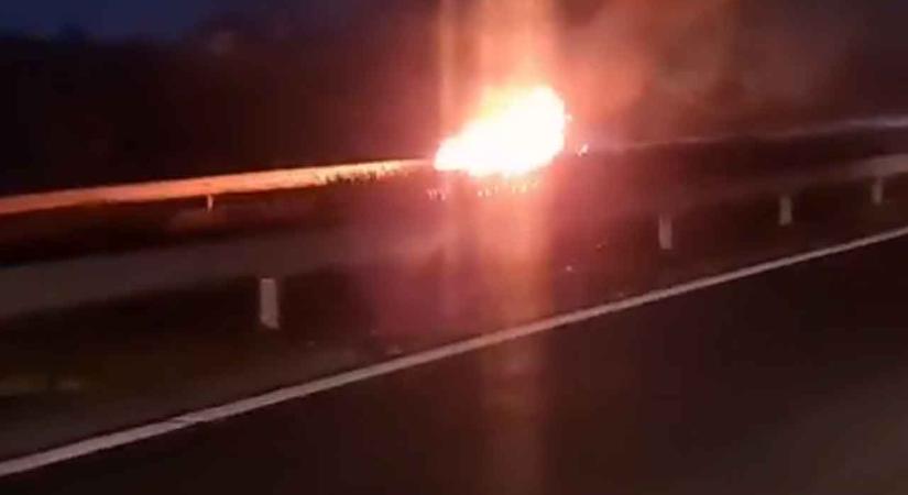 Méteres lángokkal égett egy BMW Szigetszentmiklóson, két fiatal került bajba