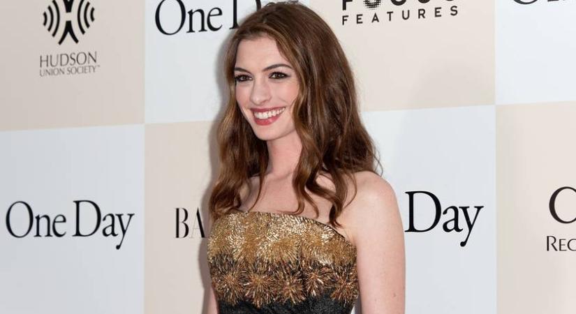 A 40 éves Anne Hathaway smink nélküli szelfije: ekkora a különbség, ha nem visel festéket