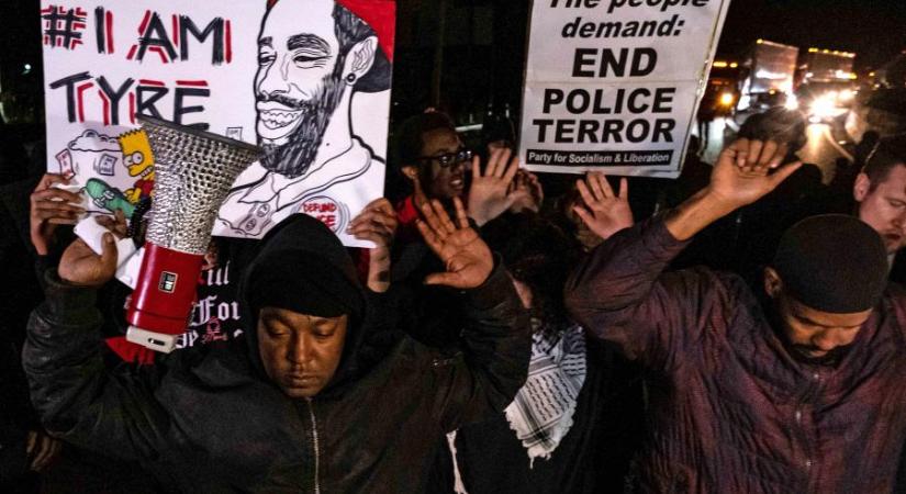 Sokkolták az amerikai közvéleményt azok a felvételek, amelyek azt mutatják, hogy öt rendőr halálra vert egy fekete férfit
