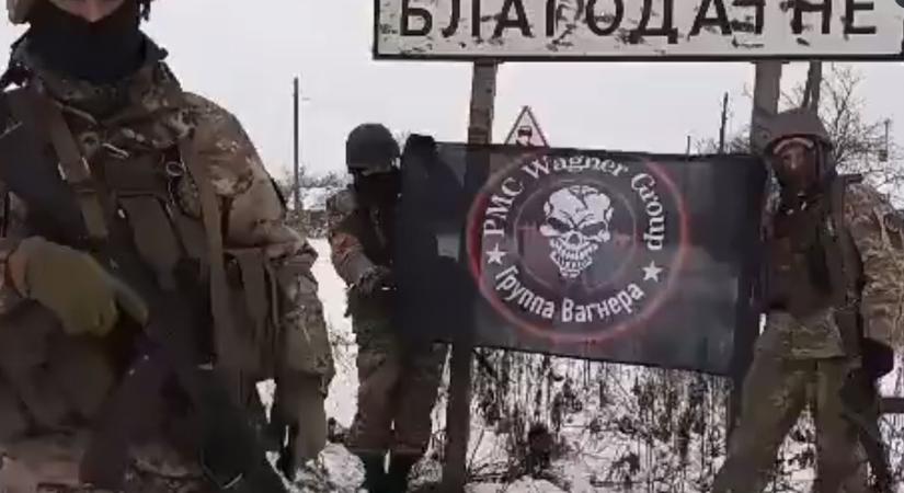 Videón, ahogy a Wagner-csoport elfoglal egy ukrán települést