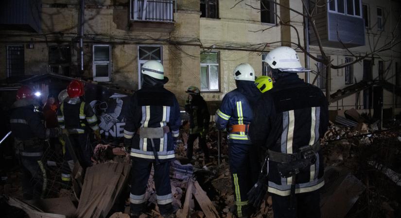 Rakétacsapás ért egy lakóházat Harkivban