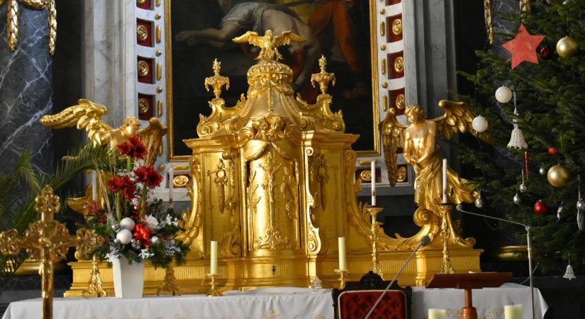 Felszentelték Rimaszombat katolikus templomának főoltárát – Képekkel