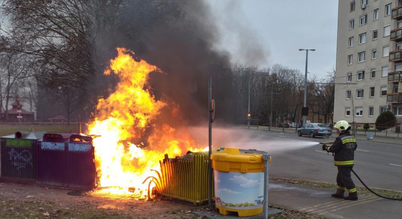 Több méteres lángokban pusztultak a kukák a Mikszáth Kálmán utcán Debrecenben