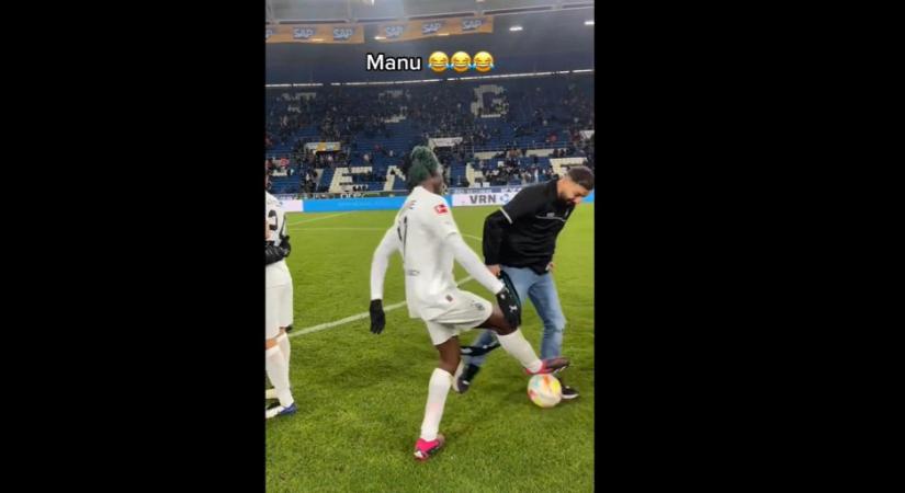 Bohócot csinált a pályára szaladó huligánból a francia focista - videó