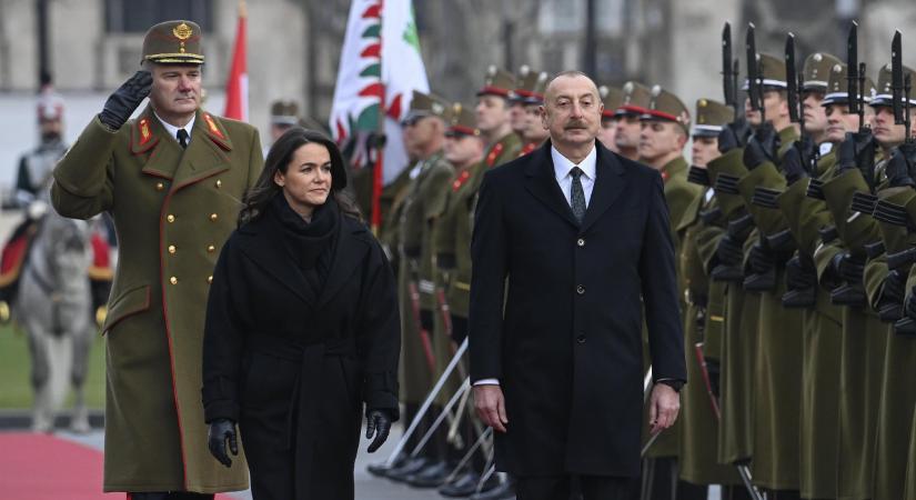 Novák Katalin köztársasági elnök a Sándor-palotában hivatalos látogatáson fogadta az azeri elnököt