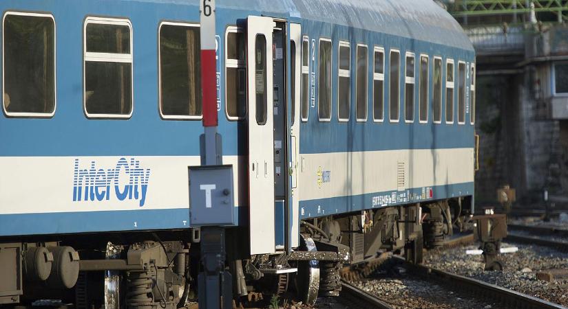 Meghibásodott egy vonat, visszahúzzák Pécsre