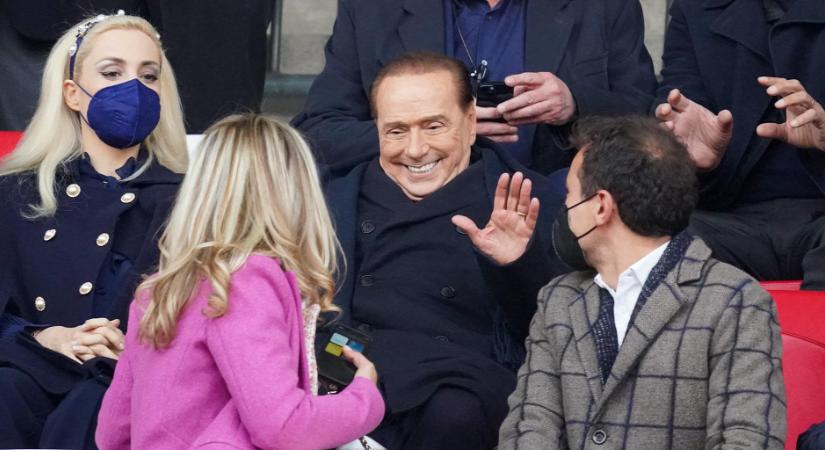 Berlusconi prostituáltakkal teli buszát várják az olasz focicsapat játékosai a Juventus legyőzése után