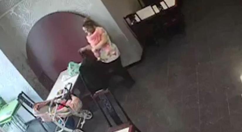 Gyermekkel a karján lopott - a kínai étterem kamerája mindent rögzített