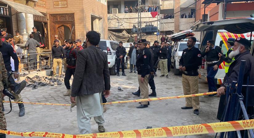 Öngyilkos merénylet történt egy pakisztáni mecsetben