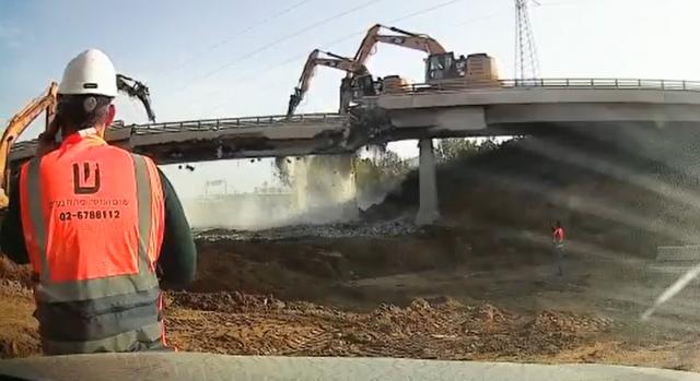 Videó: maguk alatt bontották a hidat, három munkagép zuhant a mélybe