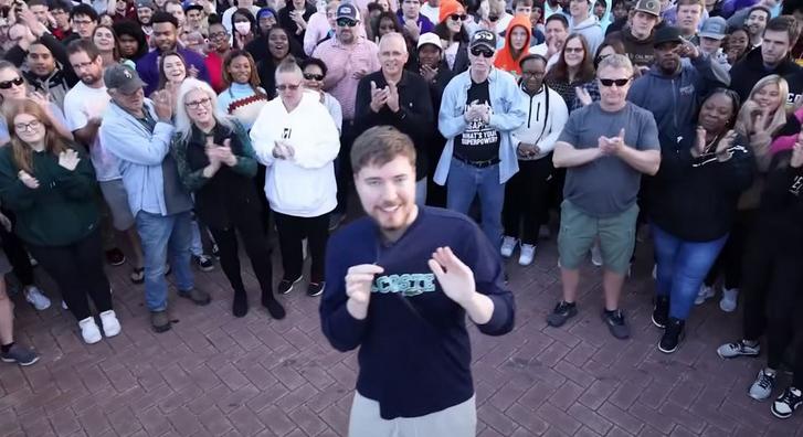 Ezer ember látását adta vissza a YouTube legnépszerűbb videósa