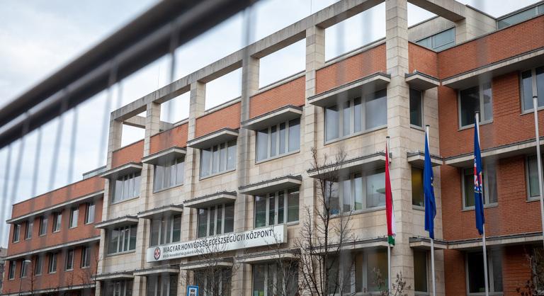 Felmentették a Honvédkórház Covid-osztályán sebészollóval gyilkoló kínai férfit