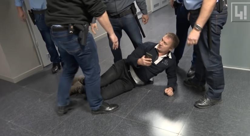 Demokratikus Koalíció (Facebook): Az MTVA fegyveres biztonsági őrei a földön húzták Varju Lászlót