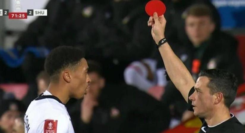 Kör alakú piros lappal állította ki a bíró az angol csapat focistáját: elképesztő oka van - videó, kép