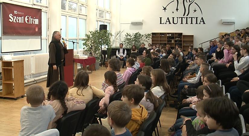 Különleges hittanórát tartott Böjte Csaba a debreceni diákoknak