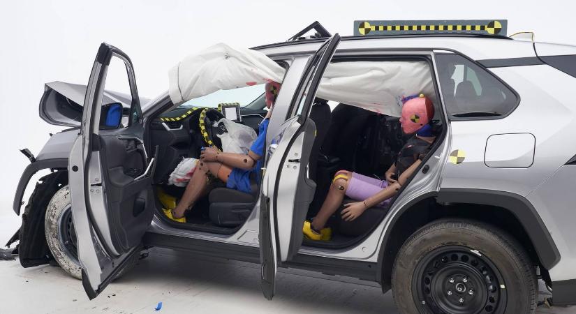 Siralmas eredmény a SUV-törésteszten: veszélyben a hátul ülők