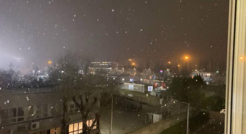 Micsoda látvány! Végre hull a hó Budapesten – videó