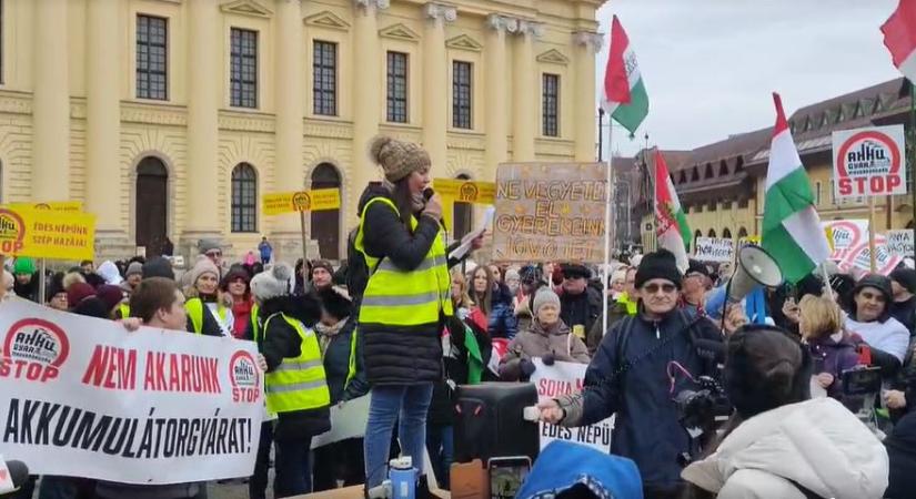 Szórólapokkal küzd a tiltakozások ellen Debrecen