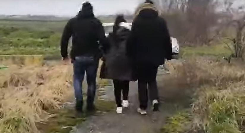 Hajtóvadászat indult a nő ellen, aki levágta a nyomkövetőt, majd taxival próbált megszökni Debrecenből
