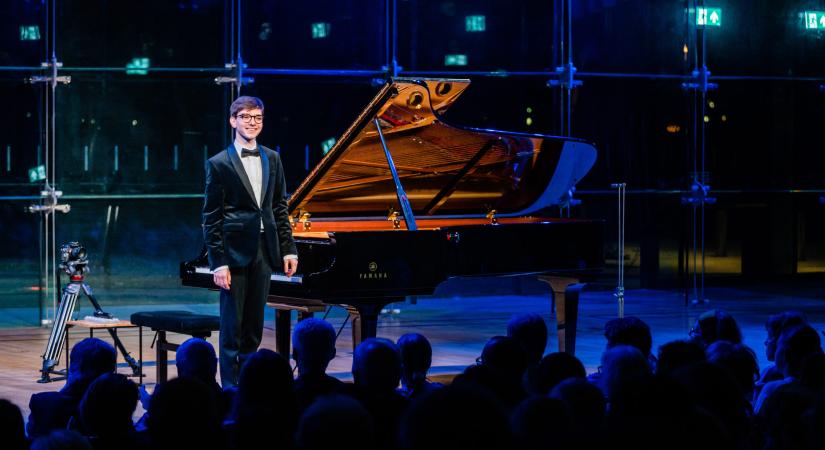 Felnőtté vált csodagyerek – Boros Misi koncertezett a Magyar Zene Házában