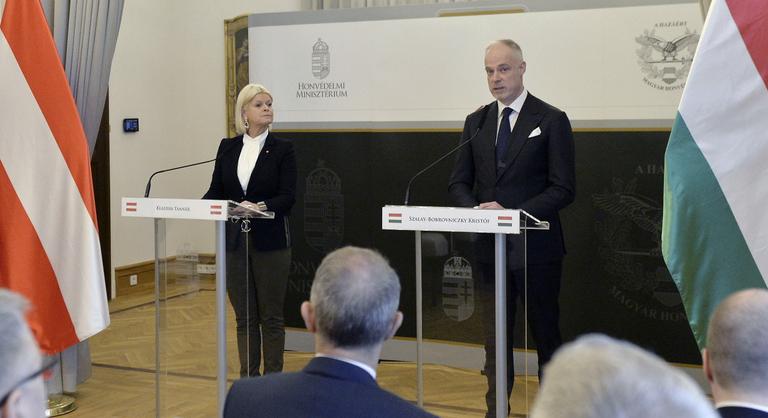 A magyar honvédelmi miniszterrel egyeztetett az osztrák védelmi miniszter