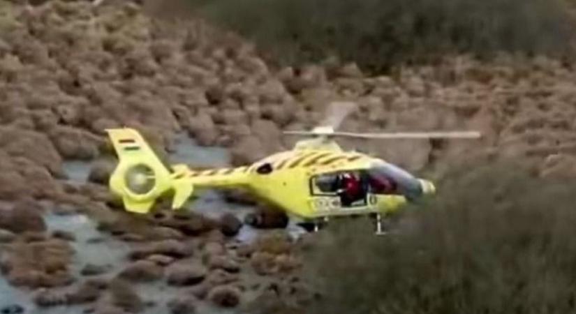 Lélegzetelállító akció: a jéghideg iszapba süllyedt egy férfi Karádnál, helikopterrel mentették ki