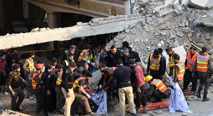 Már több mint 80 halálos áldozata van a pakisztáni mecsetrobbantásnak
