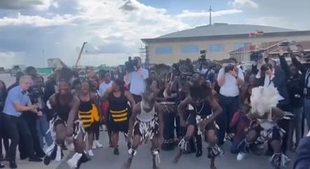Törzsi tánccal fogadták Putyin leghűbb szövetségesét Zimbabwéban (VIDEÓ)