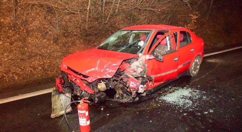 SÚLYOS BALESET: Túl gyorsan hajtott a sofőr, frontálisan ütközött két autó