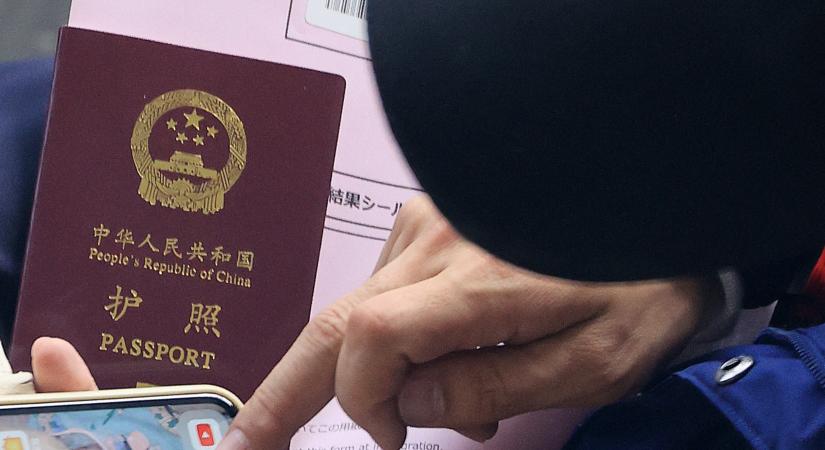 Hiába nem követett el semmit, a kínai nő nem hagyhatja el az országot, amíg körözött férje vissza nem tér