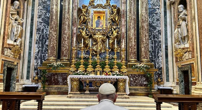 Ferenc pápa afrikai útja előtt a Santa Maria Maggiore-bazilikában imádkozott