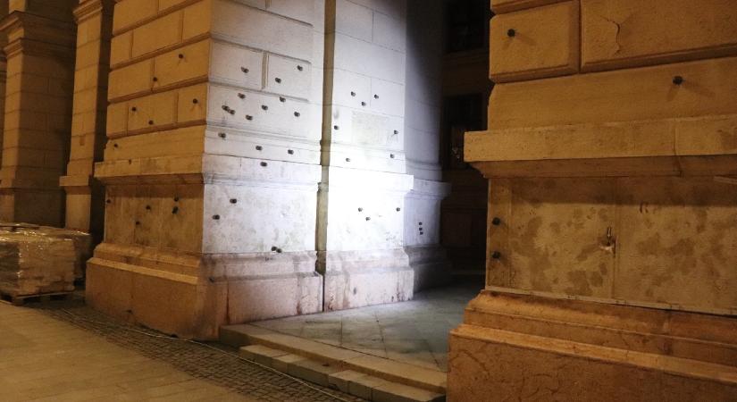 Kalapáccsal verte ki az egymilliót érő puskagolyókat az Agrárminisztérium falából Viktor és Csaba