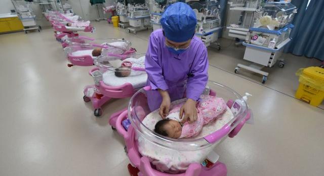 Kínában már a házasságon kívül született gyerekeket is elismerik a csökkenő születésszám miatt