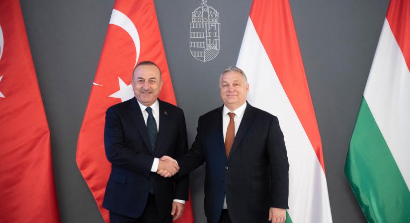 Orbán Viktor Törökország külügyminiszterét fogadta a Karmelitában